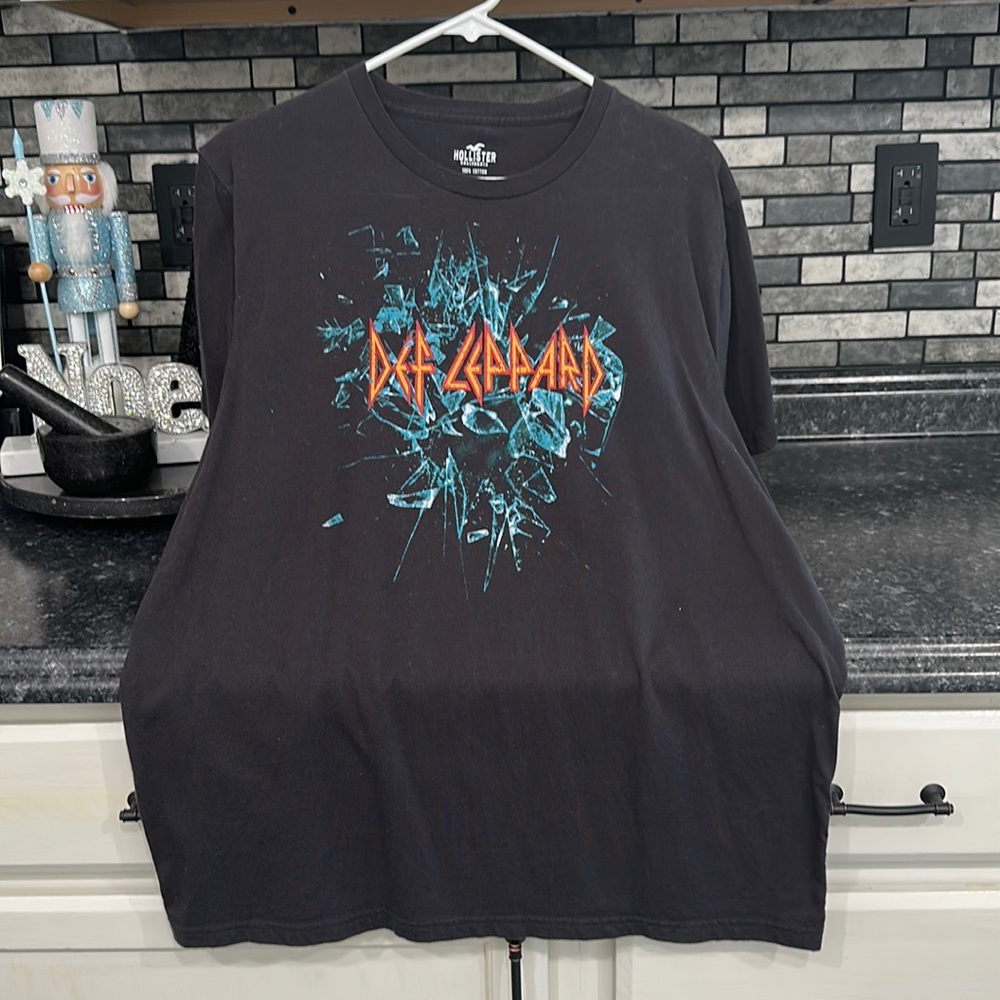 Def Leppard shirt